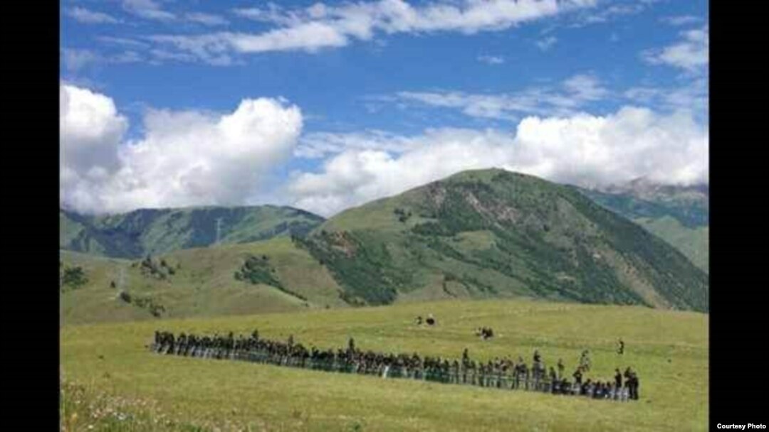 Lực lượng an ninh Trung Quốc chận những người Tây Tạng lên đồi