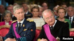 Mantan Raja Belgia Albert II (kanan) dan puteranya Raja Philippe pada sebuah acara di Belgia (foto: dok). Pemerintah Belgia menolak permohonan kenaikan pensiun untuk Raja Albert II. 