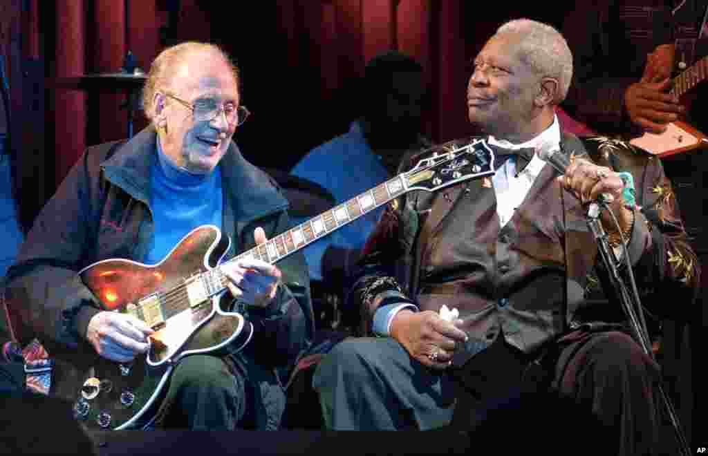 B.B. King mendengarkan pencipta gitar listrik Les Paul memainkan lagu andalan King &quot;Lucille&quot; dalam perayaan ulang tahun ke tiga B.B. King Blues Club and Grill di Times Square, New York, 17 Juni 2003. (AP/Richard Drew)