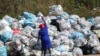 Une femme trie les matériaux recyclables dans un dépôt de recyclage du parc Linbro, Johannesburg, Afrique du Sud, le 18 mars 2021. (REUTERS/Siphiwe Sibeko)