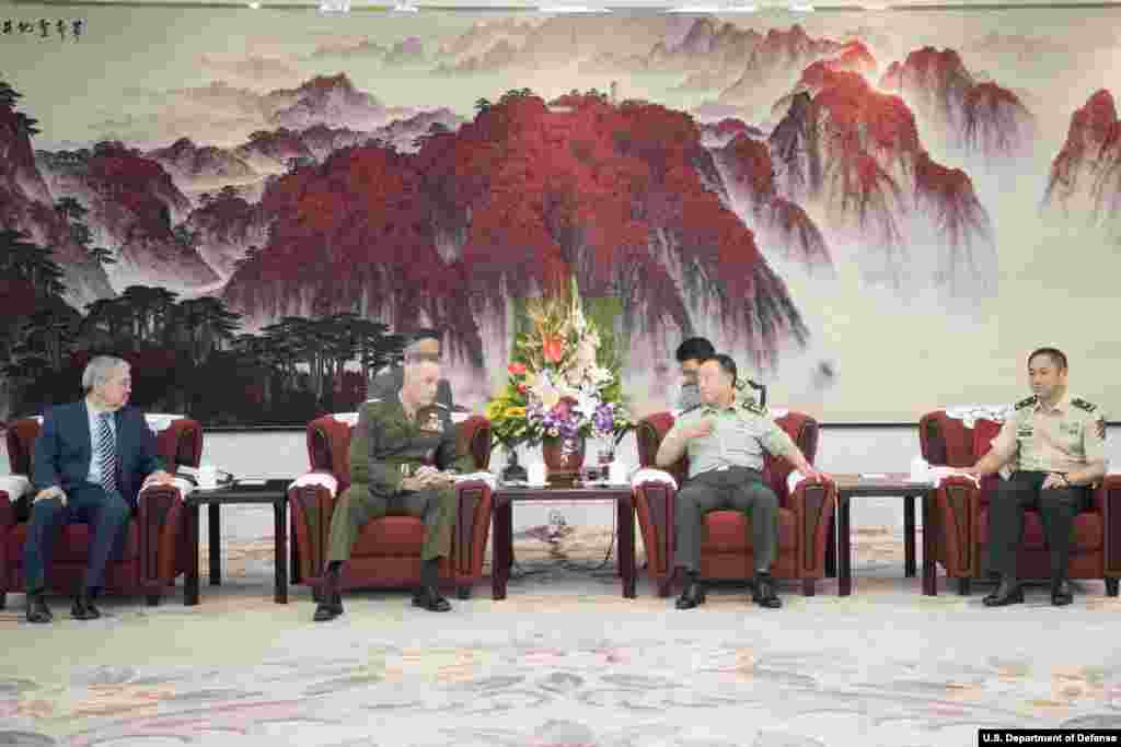 中国军委副主席范长龙在北京八一大楼会见美军参谋长联席会议主席邓福德和美国驻华大使布兰斯塔德（2017年8月17日，美国国防部图片）