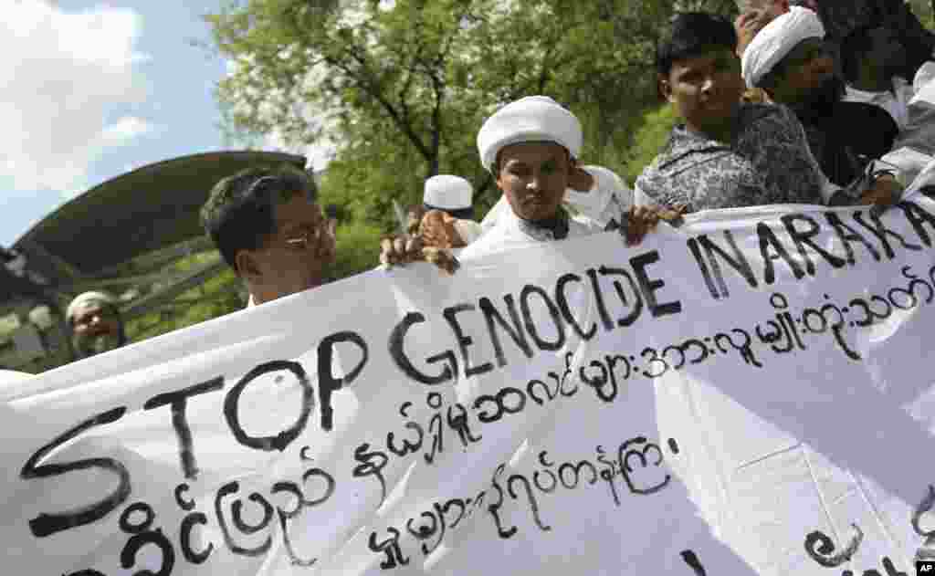 Rohingya protesters gather in front of a U.N. regional office in Bangkok, Thailand, to call for an end to the ongoing unrest and violence in Burma&rsquo;s Rakhine State, June 11, 2012.