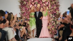 Desainer Oscar de la Renta bersama para model yang membawakan rancangannya pada Pekan Mode New York, September 2014. (AP/Diane Bondareff)