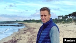 Pemimpin oposisi Rusia, Alexei Navalny, di lokasi yang tidak disebutkan, 11 Oktober 2020. (Foto: Instagram @Navalny via Reuters)