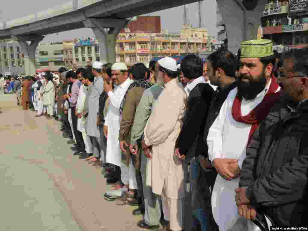 ممتاز قادری کی نماز جنازہ منگل کو راولپنڈی کے تاریخی لیاقت باغ میں ادا کی گئی۔
