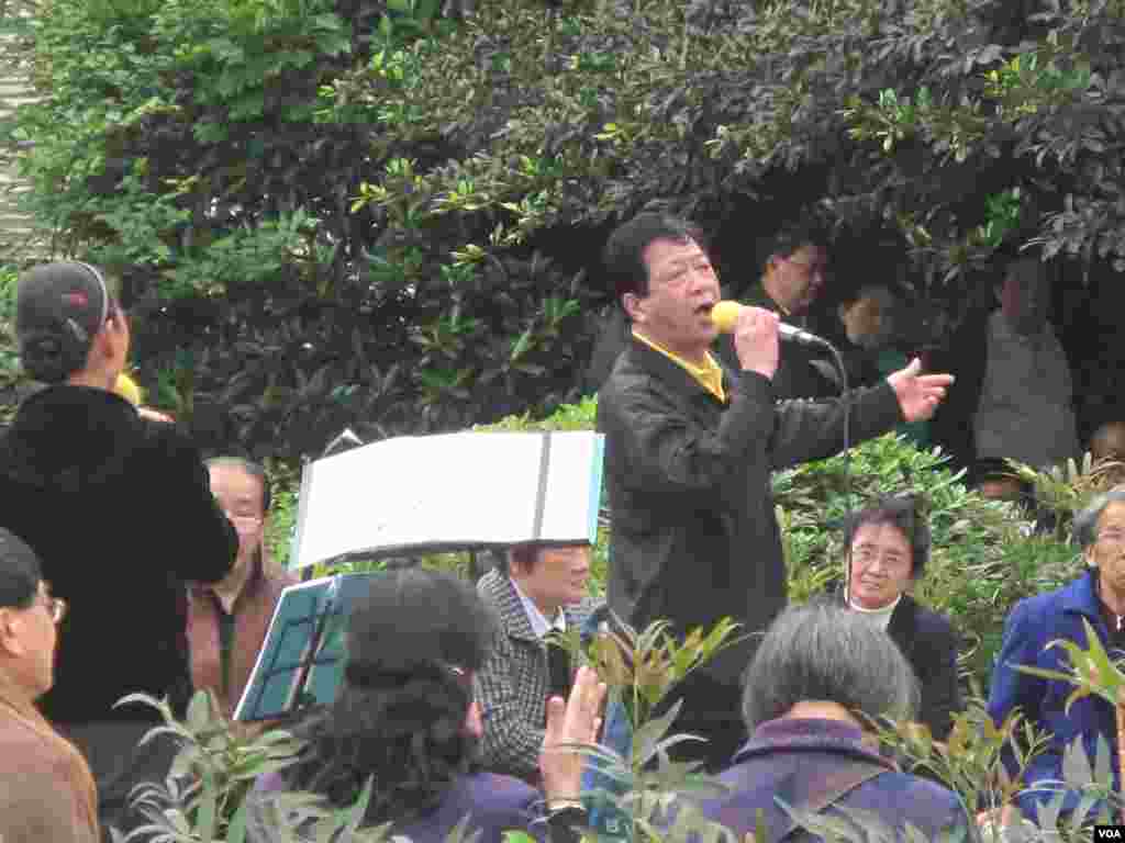 Chongqing-ers carrying out spontaneous singing sessions in parks -- &ldquo;singing the red songs&rdquo; was a key signature of Bo&rsquo;s effort to mobilize local population, an effort that subsequently gained considerable traction nationwide. (VOA/Ming Zhang)