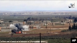 Foto dari video militan yang dipublikasikan oleh Aamaq News Agency, media kelompok ISIS, 9 Januari 2017, menunjukkan serangan misil Turki di kota al-Bab, Aleppo, Suriah. 