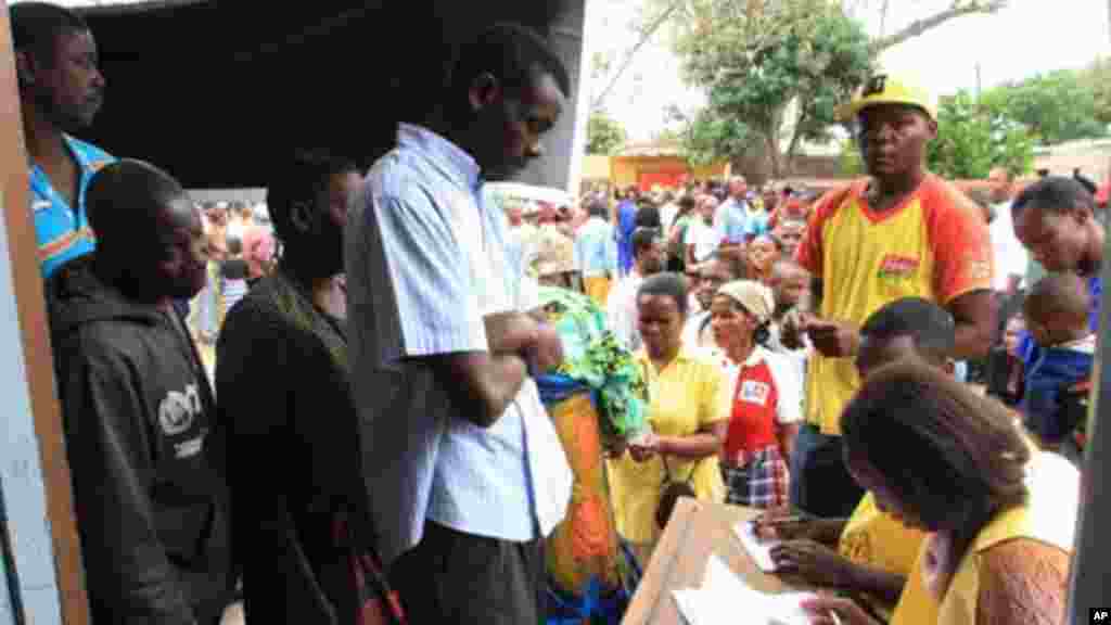 Les électeurs présenten des documents d&#39;identité avant de voter dans&nbsp;à un bureau de vote, à Maputo, au Mozambique, le mercredi 15 octobre 2014. (AP Photo / Ferhat Momade) 