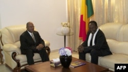 Mali's new Prime Minister Diango Cissoko (L) and Mali's interim President Dioncounda Traore sit in the Presidential residence in Bamako on December 12, 2012.