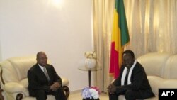 Dans cette photo du 12 déc. 2012, le Premier ministre Diango Cissoko (à g.) s'entretient avec le président Traoré à Bamako.