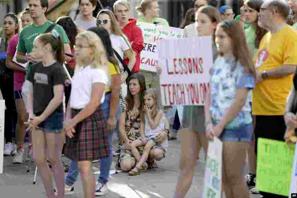 گروهی از زنان و دختران جوان در تجمع نبراسکا. میلیون&zwnj;ها نفر در سراسر آمریکا و دیگر شهرهای جهان، برای اعتراض روز جمعه به خیابان ها آمدند.&nbsp;