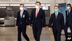 中国驻美国大使秦刚（左起第二位）2021年7月28日抵达美国就职。