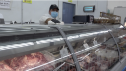 Ernesto Méndez trabaja en la carnicería del supermercado y asegura que limpia "cada diez o veinte minutos" para asegurarse que todo está desinfectado.