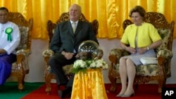 မြန်မာပြည်ကို အလည်အပတ်ရောက်ရှိနေတဲ့ နော်ဝေးဘုရင် Harald နော်ဝေးဘုရင်မ Sonja။