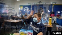 Seorang siswa mengenakan masker pada hari pertama sekolah, di tengah pandemi COVID-19, di Sekolah Katolik St. Lawrence di North Miami Beach, Florida, AS, 18 Agustus 2021. (Foto: Reuters)