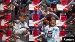 Sebuah keluarga melihat-lihat pistol di George R. Brown Convention Center, tempat penyelenggaran pertemuan kelompok pelobi senjata, the National Rifle Association, di Houston, Texas, 4 Mei 2013.