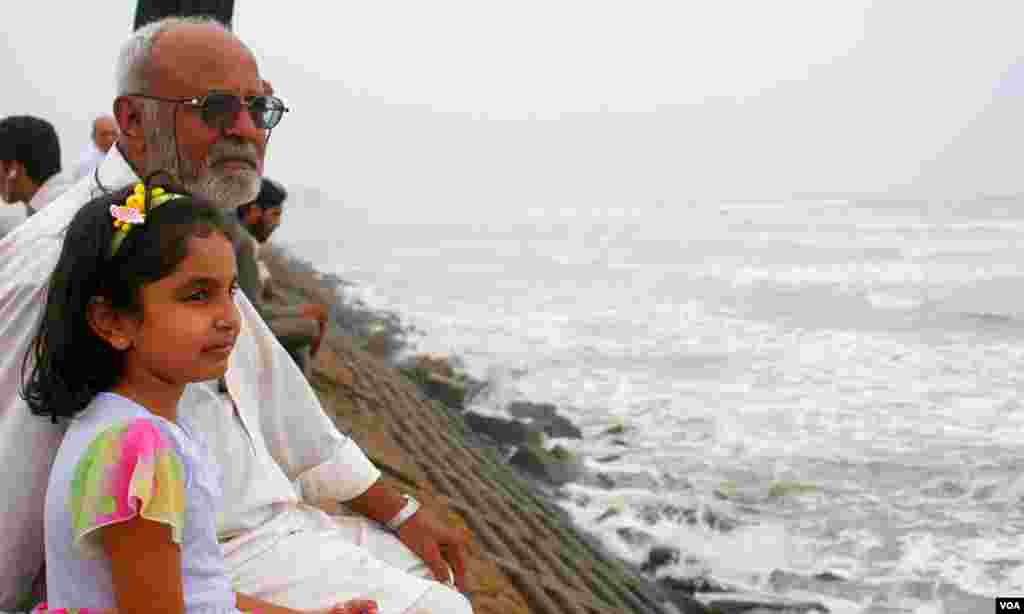 کراچی کے بزرگ شہری حنیف اپنی نواسی جویریہ&nbsp;کے ساتھ سی ویو پر سمندر کا نظارہ کررہے ہیں 