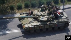 지난 10일 우크라이나 동부 친 러 분리주의 반군 점령지역인 도네츠크에서 반군들이 탑승한 탱크가 촬영됐다. (자료사진)