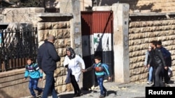 11月20日敘利亞阿勒頗兒童被家長從學校領返。