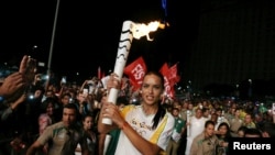 Manekenka Adriana Lima nosi Olimpijsku baklju na trgu Maua u Rio de Žaneiru, 4. avgusta 2016. 