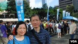 香港市民蒲先生與太太一同參與毅行爭普選，呼籲更多港人參與佔中全民投票 (美國之音湯惠芸拍攝)