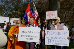 A protester holds a placard calling on Cambodian Prime Minister Hun Sen to stop eavesdropping on its citizen, during a protest in Washington, DC, Oct 22, 2021. (Men Kimseng/VOA Khmer)