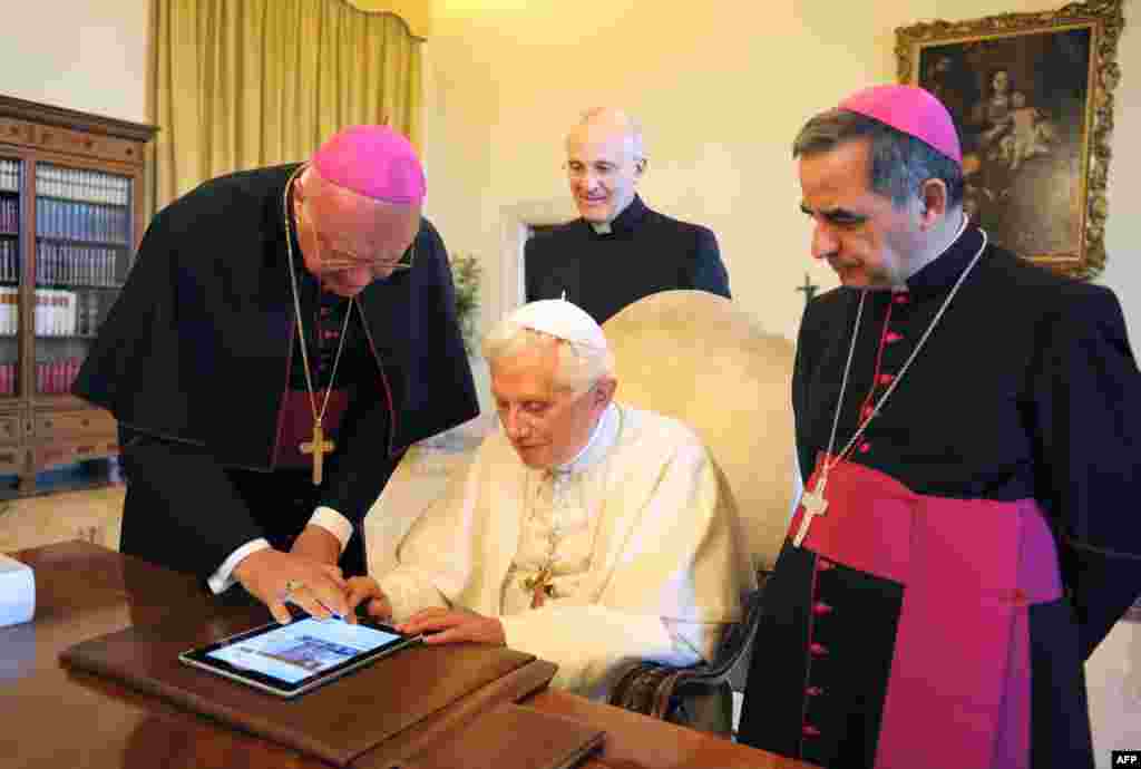 28 tháng 6: Đức Giáo Hoàng Bênêđictô 16 dùng máy iPad để xem trang mạng mới của Vatican được khai trương nhân kỷ niệm ngài chịu chức linh mục cách đây 60 năm. (Reuters)