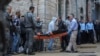 Pripadnici snaga bezbednosti nose telo napadača koji je ubijen nakon što je otvorio vatru na civile u Starom gradu u Jerusalimu, 21. novembra 2021.