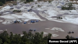 Operasi penambangan emas ilegal di sebuah sungai di Kalimantan di mana penggunaan merkuri oleh penambang mencemari sungai dan tanah. (Foto: AFP)