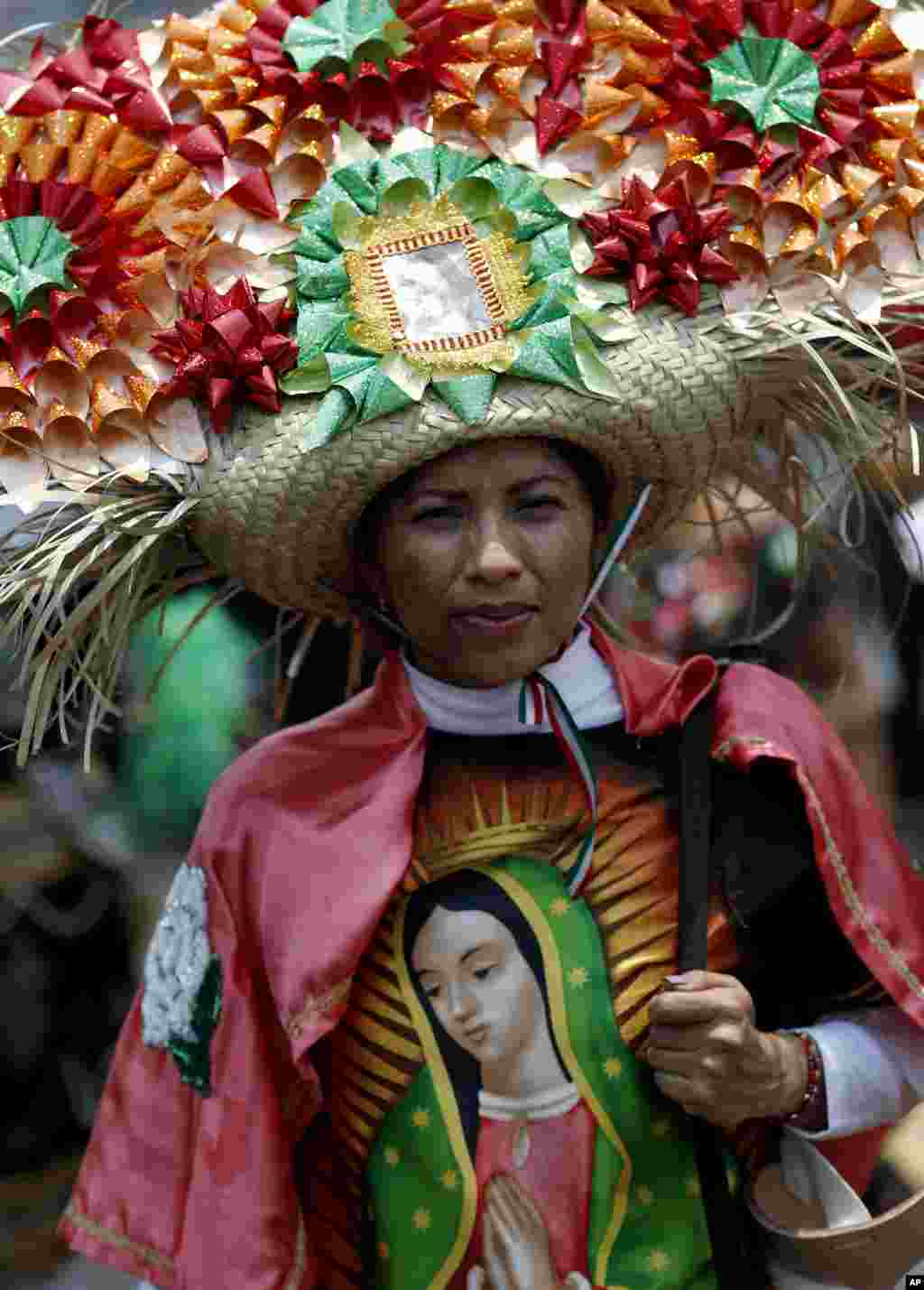 حضور زنی با لباسی که سربازان مکزیکی در سال ۱۸۶۲ در جنگ با ارتش فرانسه بر تن می کردند در فستیوال سینکو دو مایو که هر سال در پنجم ماه مه برگزار می شود.