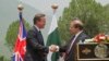 Bạo động giết chết 41 người trong khi Thủ tướng Anh đến thăm Pakistan