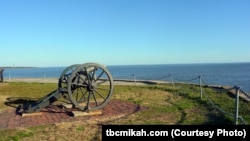 This cannon represents the battle that took place on April 12, 1861, when Confederate soldiers opened fire on this federal fort in Charleston Harbor, South Carolina. This marked the start of the U.S. Civil War.