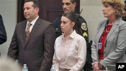 Casey Anthony (C), with her attorneys Jose Baez (L) and Dorothy Clay Sims (R), stand before the jury presents a verdict in her murder trial in 2008 death of her daughter Caylee, at the Orange County Courthouse, Orlando, Florida, July 5, 2011