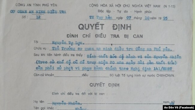 Quyết định đình chỉ điều tra của công an Phú Yên đối với thầy giáo Nhiên. Đây là lần đầu tiên ông Nhiên đưa ra tài liệu mà, theo ông cho biết, cơ quan công an nói ông "phải giữ bí mật".