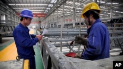 中国工人们在湖南岳阳的建筑工厂(资料照片)