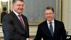 Presiden Ukraina Petro Poroshenko, kiri, dan Perwakilan Khusus AS untuk Ukraina Kurt Volker, di Kyiv, 16 Mei 2018.