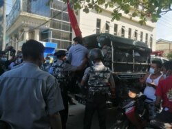 စစ်တွေမြို့အတွင်း ဆန္ဒပြသူတွေထဲက ကျောင်းသားလေးဦး ဖမ်းဆီးခံရတဲ့ မြင်ကွင်း။ (အောက်တိုဘာ ၁၉၊ ၂၀၂၀)