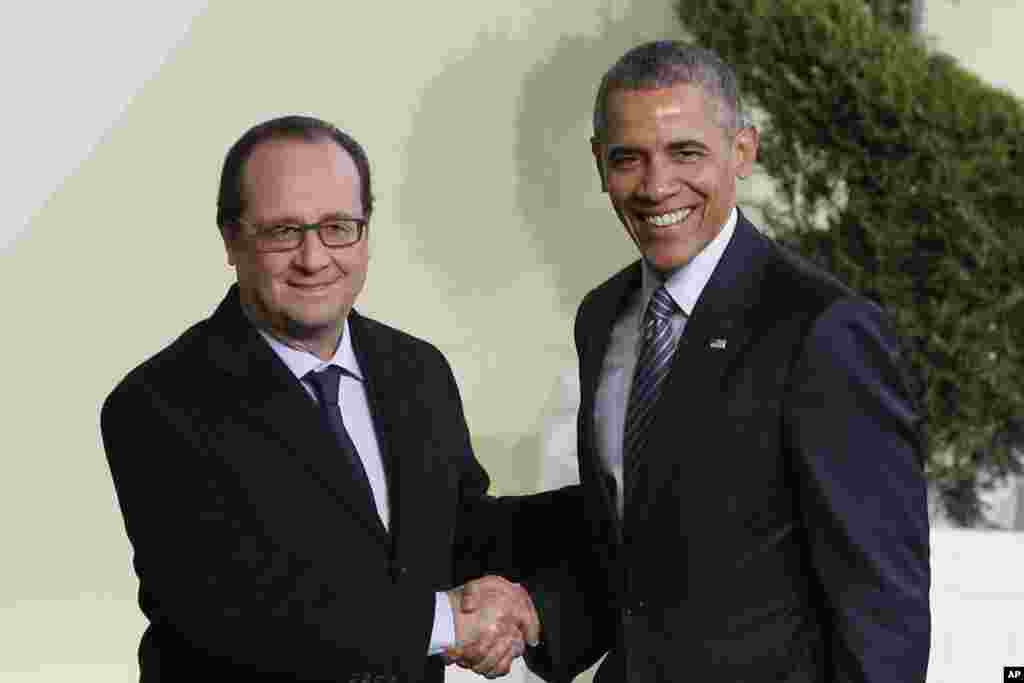 Presiden Perancis Francois Hollande menyambut Presiden AS Barack Obama saat tiba di COP21, Konferensi PBB untuk Perubahan Iklim di Le Bourget, pinggir kota Paris (30/11). (AP Photo/Christophe Ena, Pool)&nbsp;