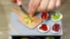 Popularitas Seniman Miniatur Makanan di China Meroket