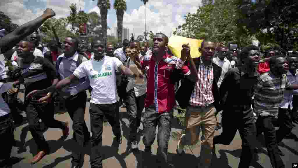 Des étudiants en procéssion en mémoire des vicitmes de l&#39;attaque de l&#39;université de Garissa, Nairobi, le 7 avril 2015.