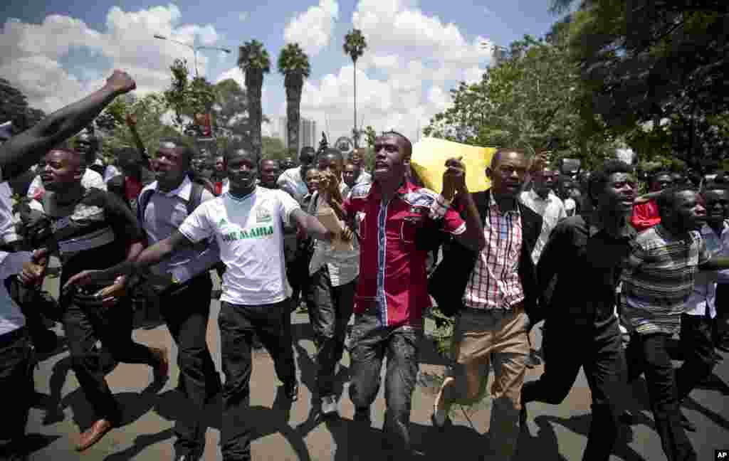 Kenyan students march in memory of the victims of the Garissa college attack in downtown Nairobi, April 7, 2015.