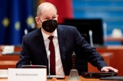 Kanselir Jerman Olaf Scholz dalam rapat kabinet di Berlin, Jerman, 12 Januari 2022. (REUTERS/Hannibal Hanschke)