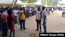 Grande mobilisation des électeurs dans le quartier de Dutse Ahladji en banlieue d'Abuja, le 23 février 2019. (VOA/Gilbert Tampa)