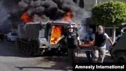 Medics transport an injured Lebanese soldier, after clashes between followers of a radical Sunni cleric Sheik Ahmad al-Assir and Shiite gunmen, in the southern port city of Sidon, Lebanon, June 23, 2013. 