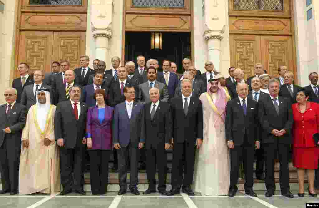 카이로 아랍연맹본부에서 아랍연맹-유럽 외무장관 회의 후 기념촬영을하는 각국 지도자들