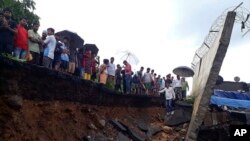 ພວກ​ກູ້​ໄພ ພ​າ​ກັນ​ອອກ​ຊອກ​ຄົ້ນ​ຫາ​ພວກ​ທີ່​ອາດລອດ​ຊີ​ວິດ​ມາ​ໄດ້ ຈາກກຳ​ແພງ​ທີ່​ຫັກ​ພັງ​ລົງ ໃນ​ນະ​ຄອນມຸມ​ບາຍ, ອິນ​ເດຍ, 2 ​ກໍ​ລະ​ກົດ 2019.