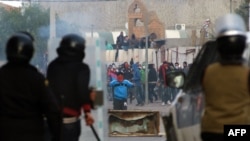 Des manifestants face aux forces de sécurité dans le centre ville de Kasserine, Tunisie, 21 janvier 2016. (Photo AFP/Mohamed Khalil)