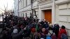 俄罗斯最高法院和莫斯科城市法院分别下令关闭人权组织“纪念碑”和“纪念碑”人权中心后，人权组织的支持者和记者聚集在法庭外。（2021年12月28日）