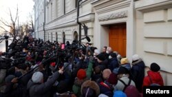 俄罗斯最高法院和莫斯科城市法院分别下令关闭人权组织“纪念碑”和“纪念碑”人权中心后，人权组织的支持者和记者聚集在法庭外。（2021年12月28日）