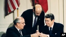 Predsednici SAD i Sovjetskog Saveza Ronald Regan i Mihail Gorbačov potpisuju sporazum o zabrani nuklearnih raketa srednjeg dometa u Beloj kući u Vašingtonu, 8. decembra 1987.